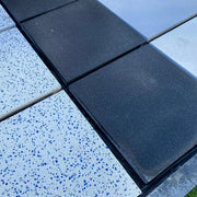 Losa de hormigón grande para jardín de 75x75 cm, ideal para pavimentar espacios exteriores.