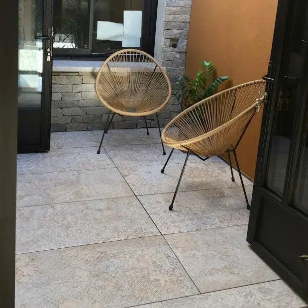 Dalle en grès cérame pour extérieur Vintage, parfaite pour embellir les jardins et les patios avec une touche élégante.