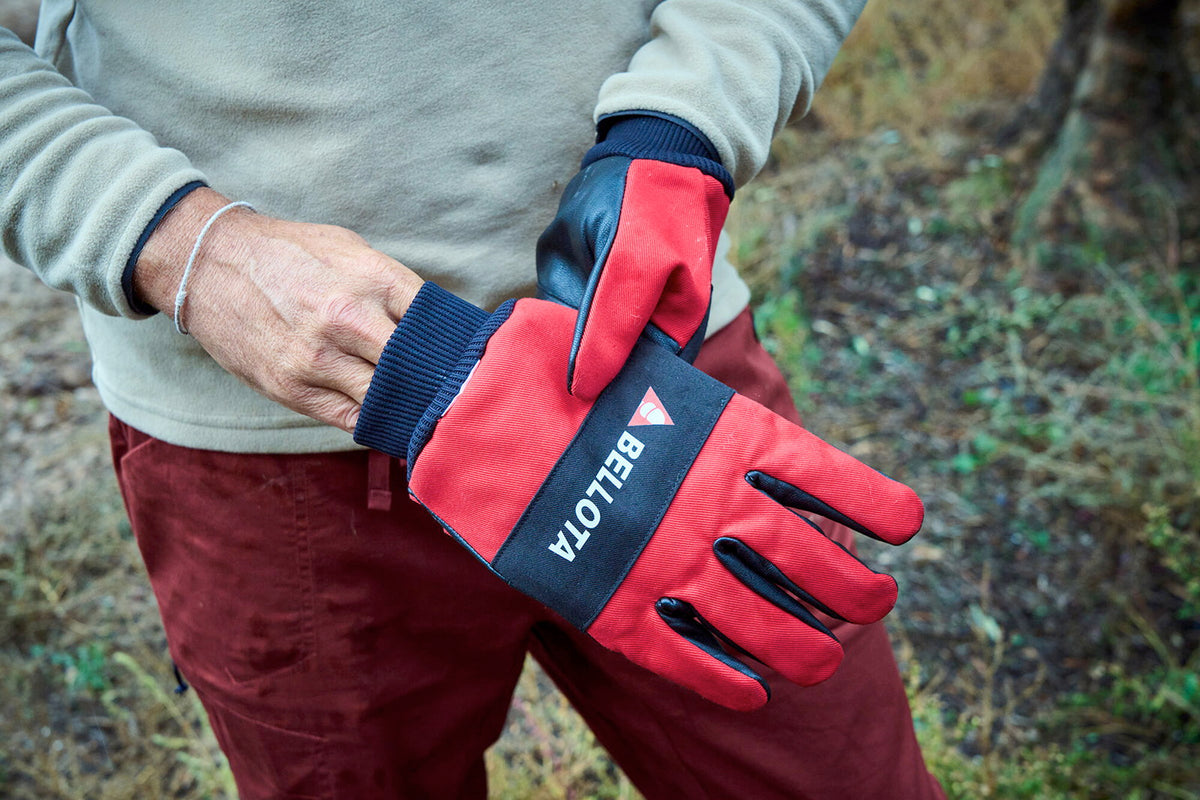 Guante Bellota ECGL12P en uso con motosierra