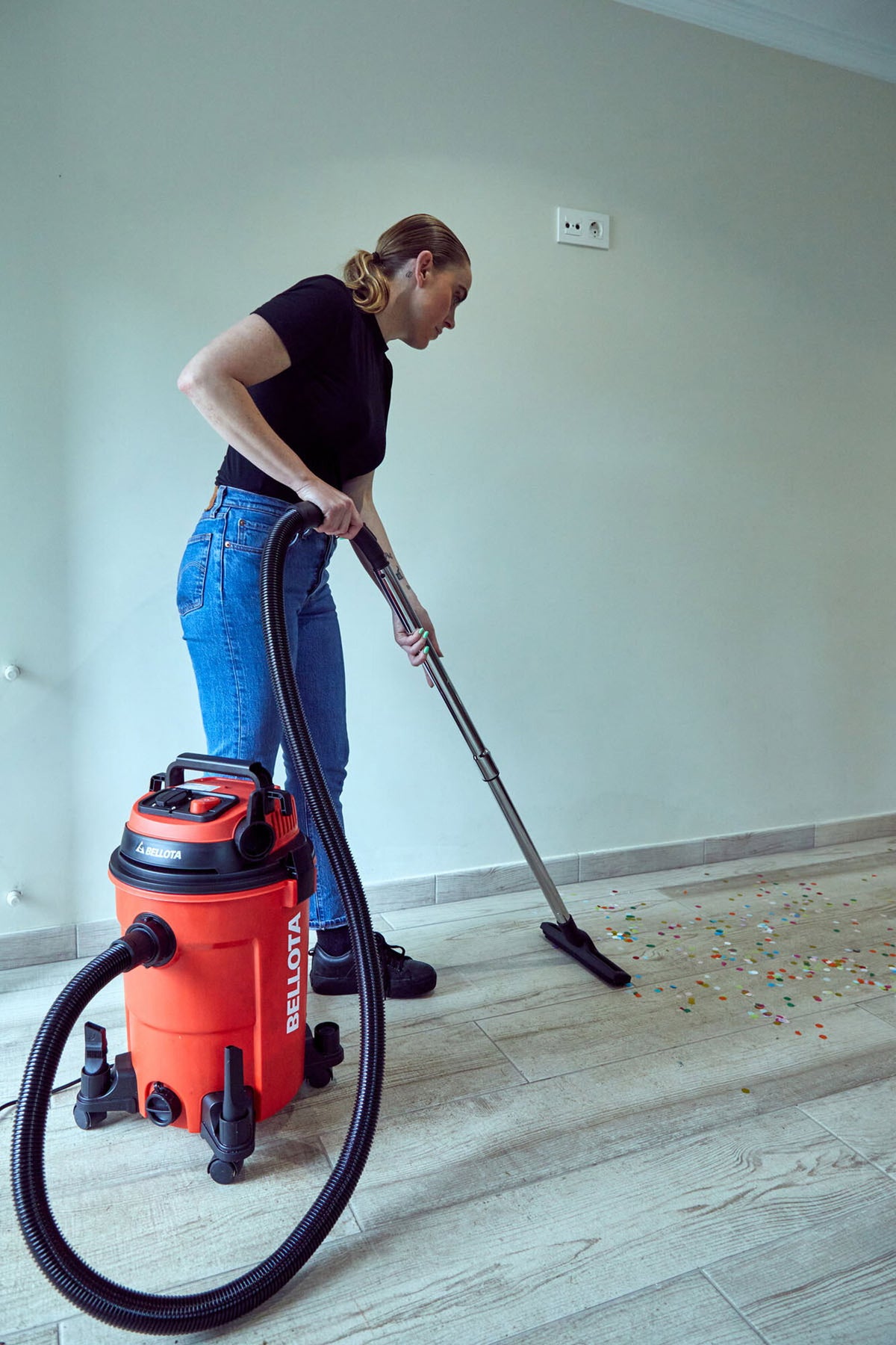 Aspirador de sólidos y líquidos Bellota BePower ASL2500SE, en uso