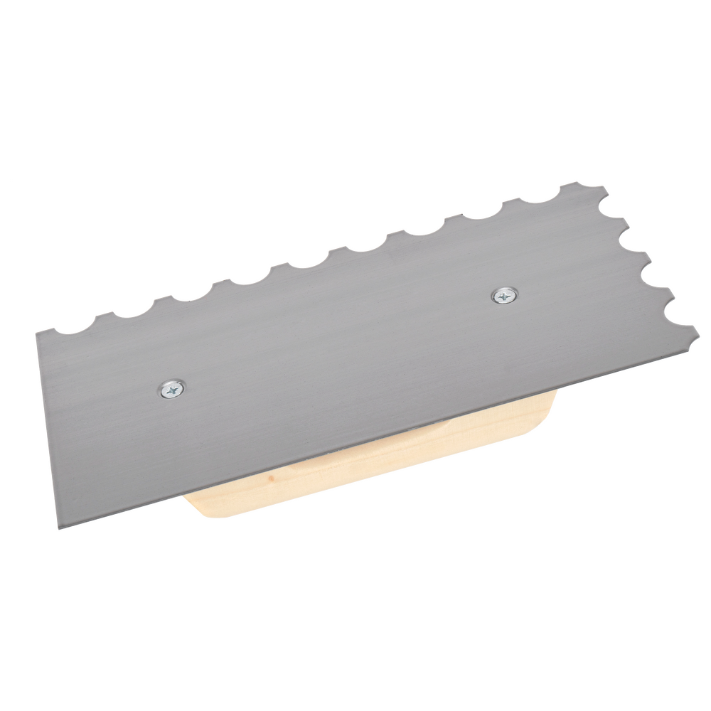 Detalle del mango de madera del peine Bellota 5873R