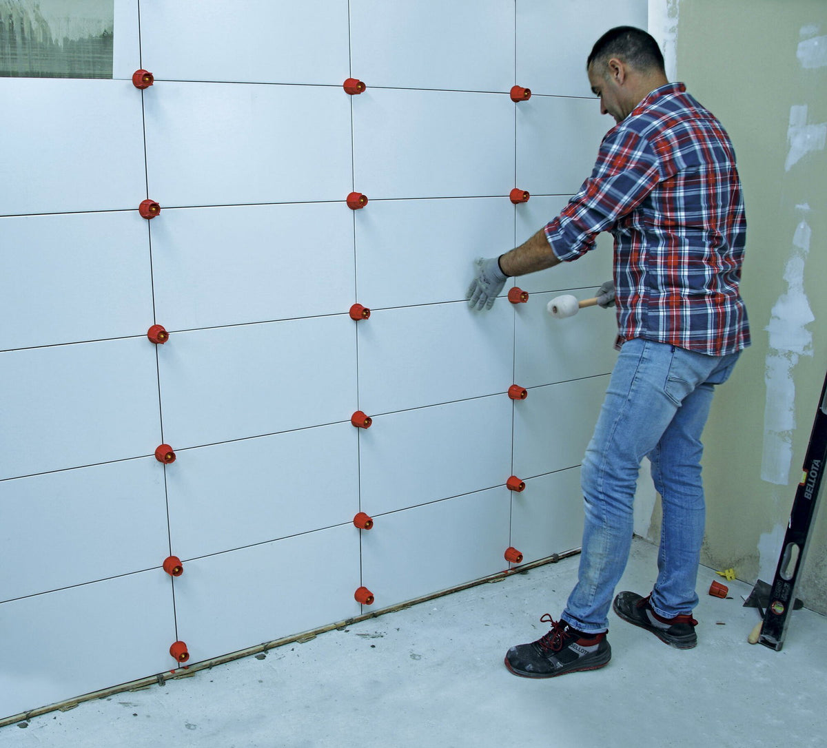 Nivelación de baldosas con el sistema Bellota Push&Level