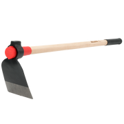 Azada Bellota HOE85W con mango de madera trabajando la tierra