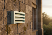 Persiana de ventilación de hormigón instalada en un muro de piedra de un edificio histórico restaurado - Vetonek