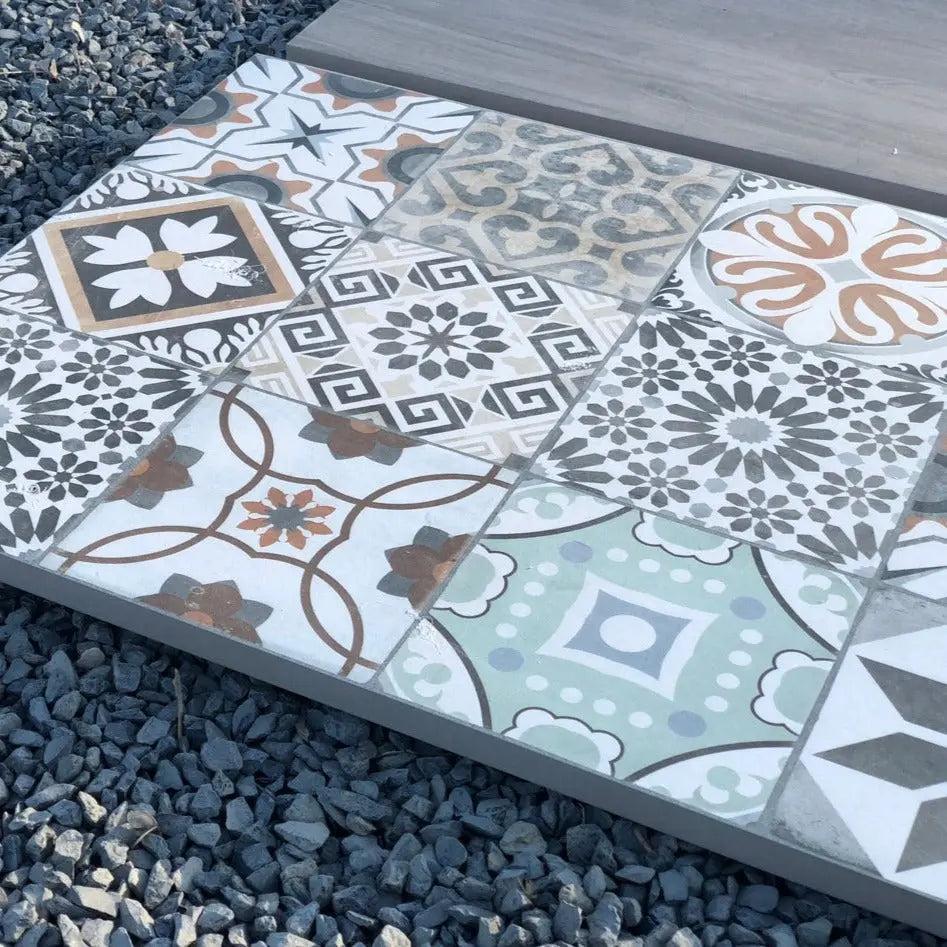 Détail de dalle Vetonek Mosaïque sur gravier vert