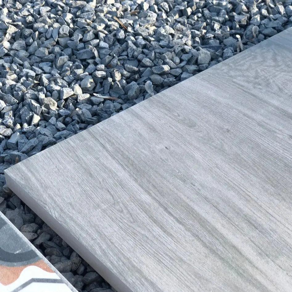 Dalle de jardin en bois blanc - Vetonek