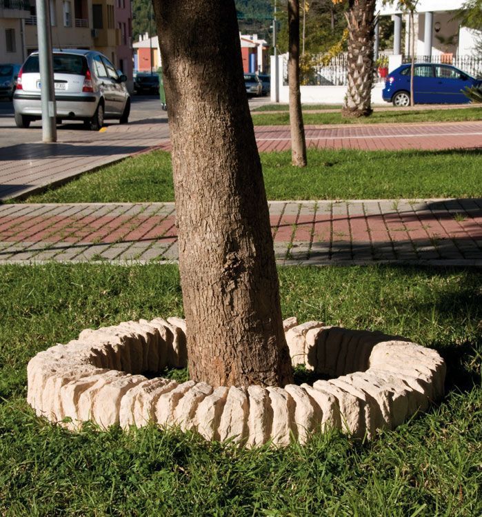 Alcorque Arrúbal rodeando un árbol urbano