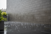 Muro de terraza urbana revestido con Aplacado Urbión de hormigón impermeable bajo lluvia - Vetonek