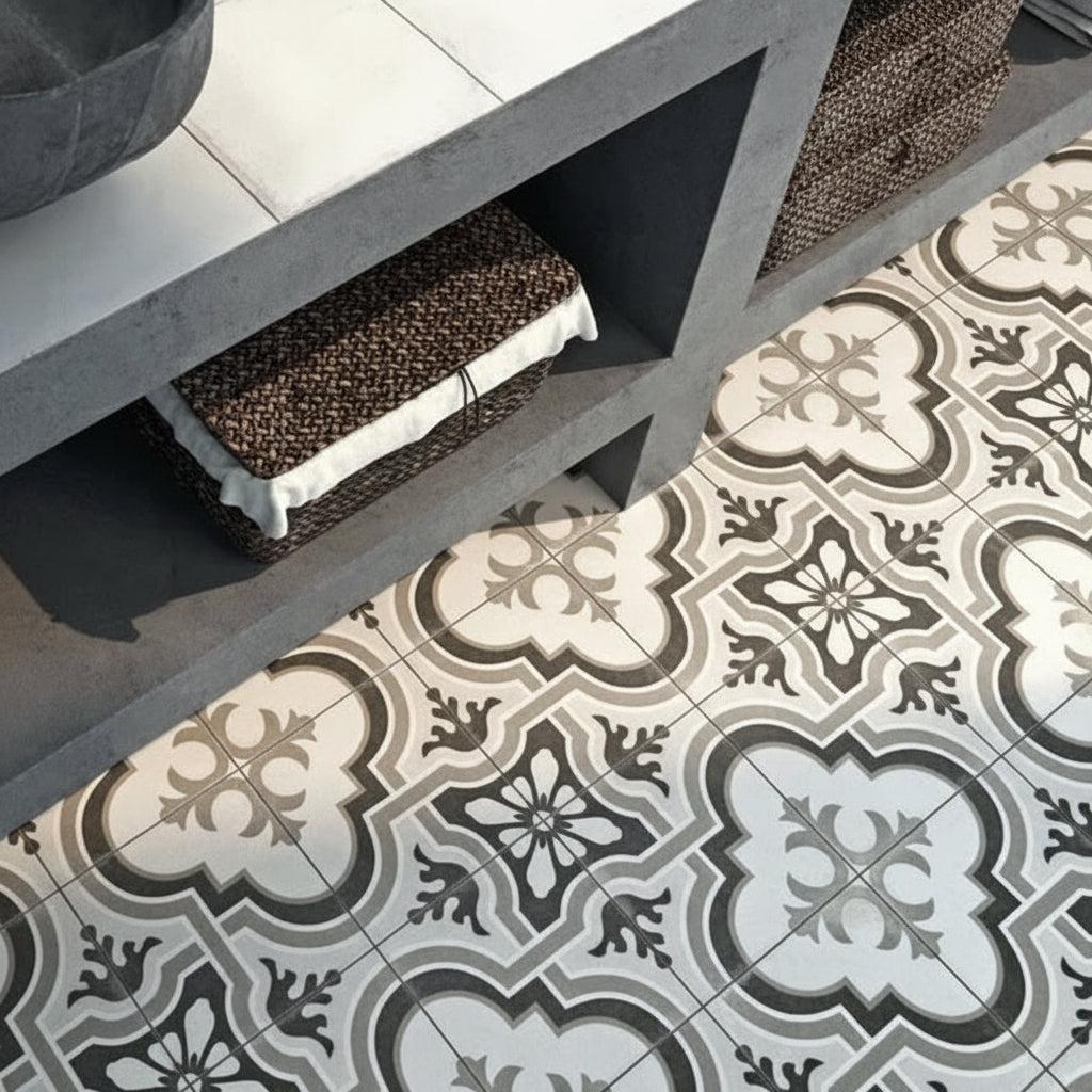 détail du sol de la salle de bain avec carrelage hydraulique Tolède