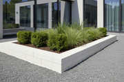 Jardinera minimalista con gravilla delimitada por Bordillo Albarracín Apilable de hormigón en blanco - Vetonek