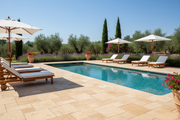 Terraza de piscina con Pack de Losas Pedraza de hormigón en caliza entre campos de lavanda - Vetonek