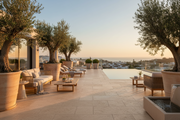 Azotea con jardín de olivos y Losa Frías Travertino de hormigón en caliza con vistas al mar - Vetonek