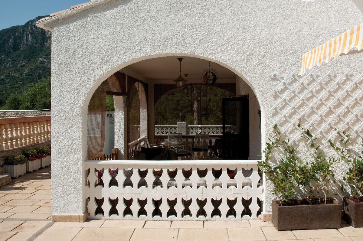 Celosía Aldeanueva de hormigón blanco con un dibujo calado decorativo - vista 4