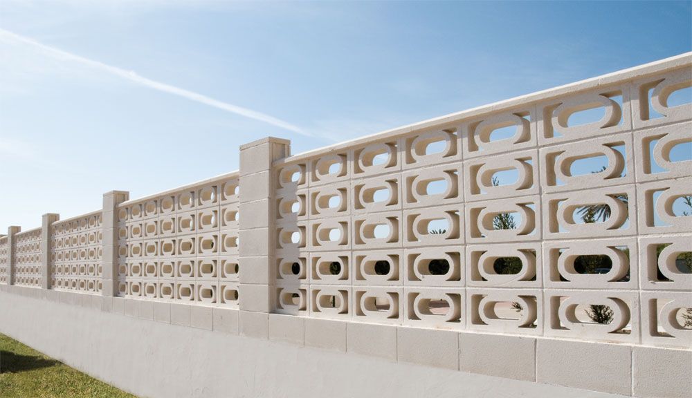 Celosía Alesón de hormigón blanco con un dibujo calado ornamental - vista 3