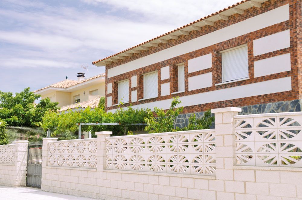 Celosía Arenzana de hormigón blanco en cerramiento