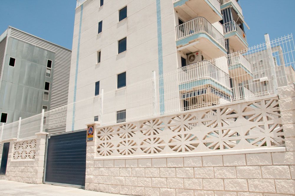 Detalle de Celosía Arenzana de hormigón blanco en exterior