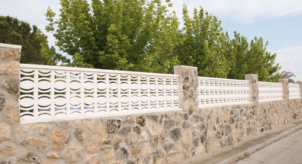 Celosía Bobadilla de hormigón blanco en cerramiento