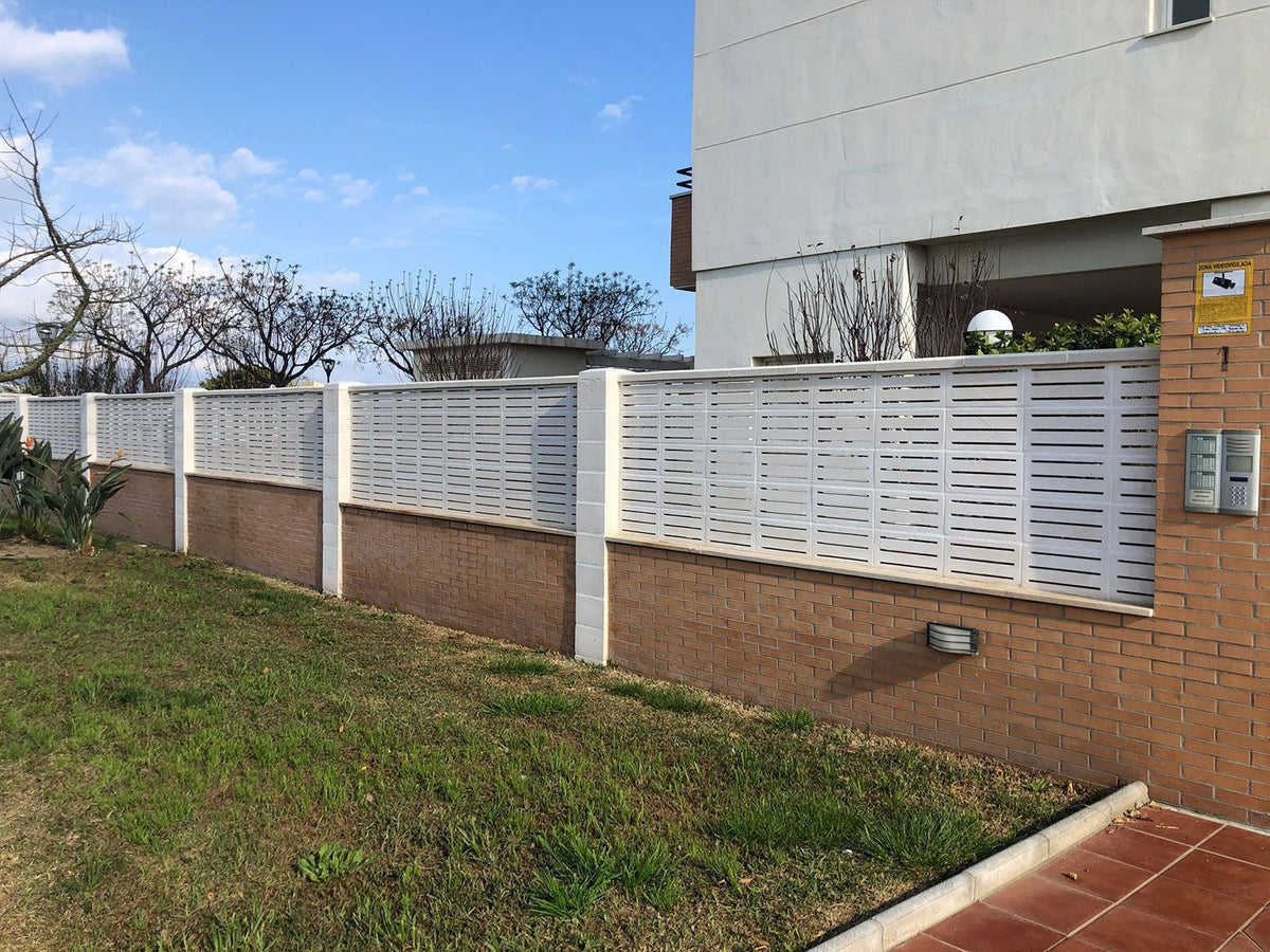 Muro calado con Celosía Navajún de hormigón blanco