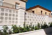 Detalle de Celosía Santa Coloma de hormigón blanco en exterior