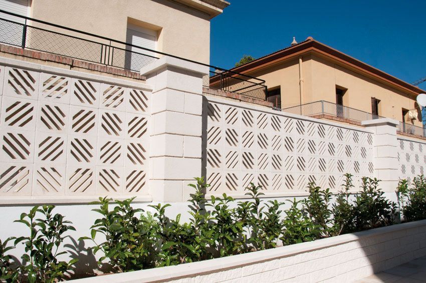 Detalle de Celosía Santa Coloma de hormigón blanco en exterior