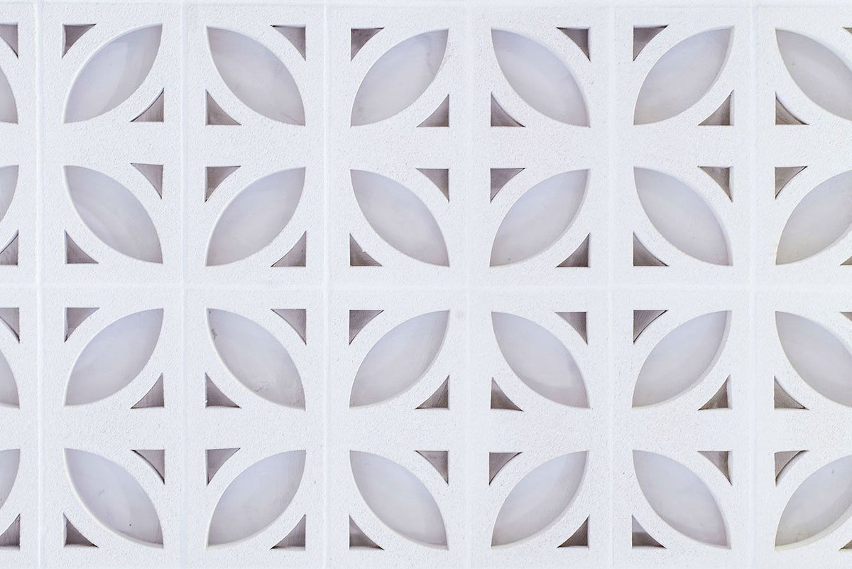 Celosía Valdemadera de hormigón blanco con un dibujo vegetal inspirado en la hoja - vista 2