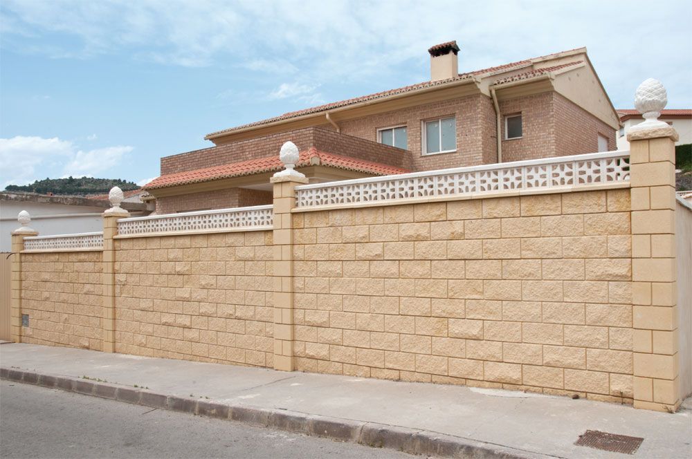 Celosía Villarta de hormigón blanco en cerramiento