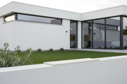 Cubremuros Gállego Liso de hormigón, en el muro perimetral de una vivienda moderna minimalista - Vetonek