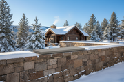 Cubremuros Duero de hormigón, en un muro de piedra de una cabaña de montaña nevada - Vetonek