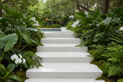 Escalera exterior de jardín formada con Escalón Medinaceli de hormigón en blanco - Vetonek