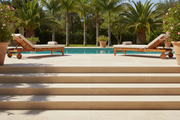 Patio con Escalón Albarracín en L de hormigón en arena hacia la zona de piscina - Vetonek