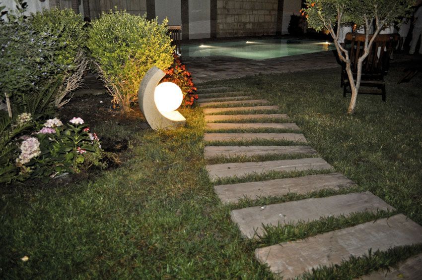 Lámpara Pazuengos iluminando un camino