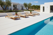 Borde de piscina pavimentado con Losa Medinaceli de hormigón en blanco - Vetonek