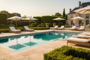 Zona de piscina clásica con tumbonas sobre Losa Alquézar de hormigón en champagne - Vetonek
