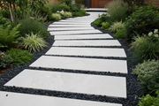 dalles blanches 120x60x2 cm chemin gravier noir
