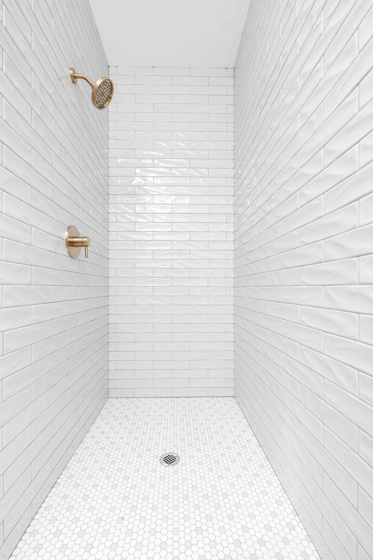 Ambiente baño minimalista con azulejo blanco mate - Vetonek Alberobello