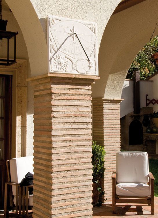 Reloj Solar Hornos en jardín