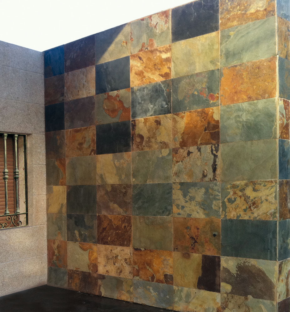 Revestimiento Mendigorría de pizarra natural multicolor instalado en pared de terraza