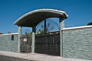 Portada de entrada con arco revestida con panel de piedra Miranda verde