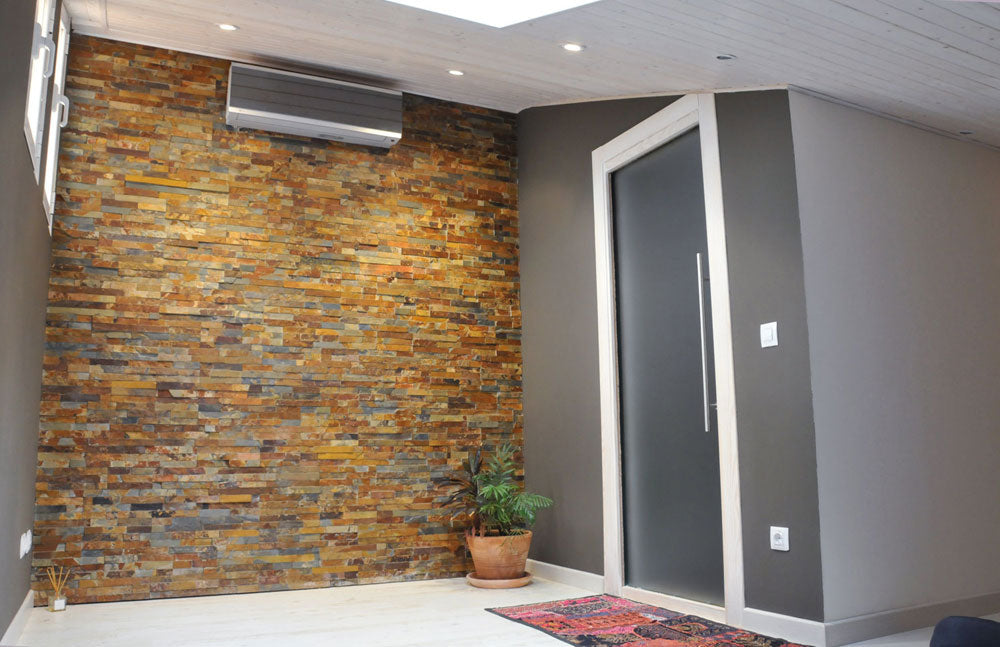 Pared de salón revestida con panel de piedra natural Miranda óxido