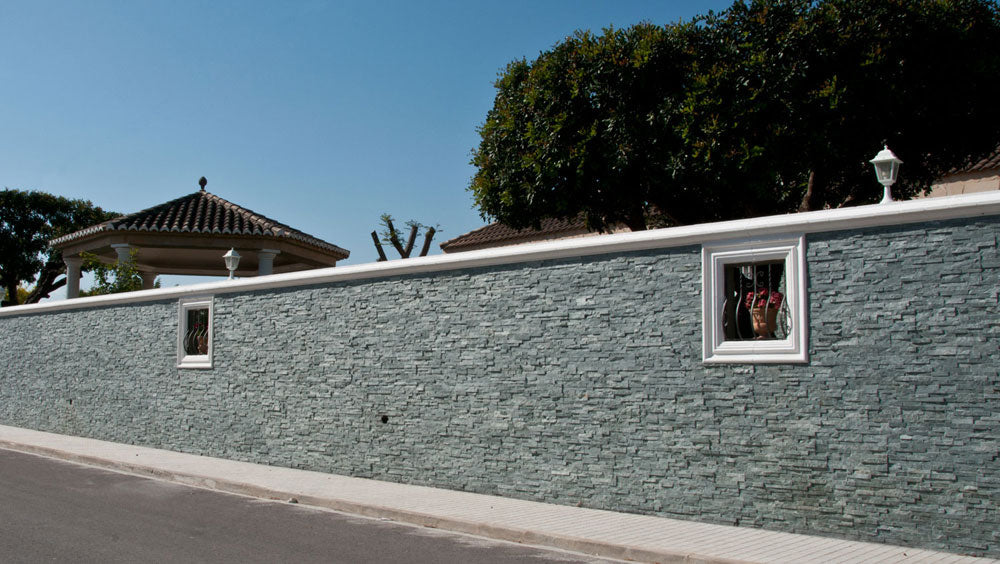 Zócalo exterior de nave con panel de piedra natural Miranda en tonos óxido