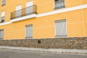 Zócalo de edificio revestido con panel de piedra natural Miranda multicolor