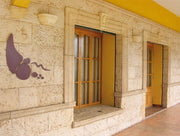 Fachada con moldura Anguiano y revestimiento a juego