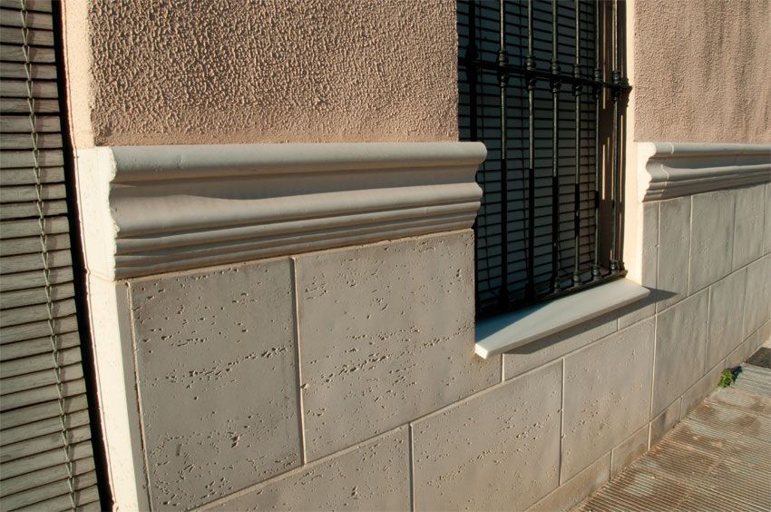 Fachada con moldura Casalarreina y revestimiento arenado