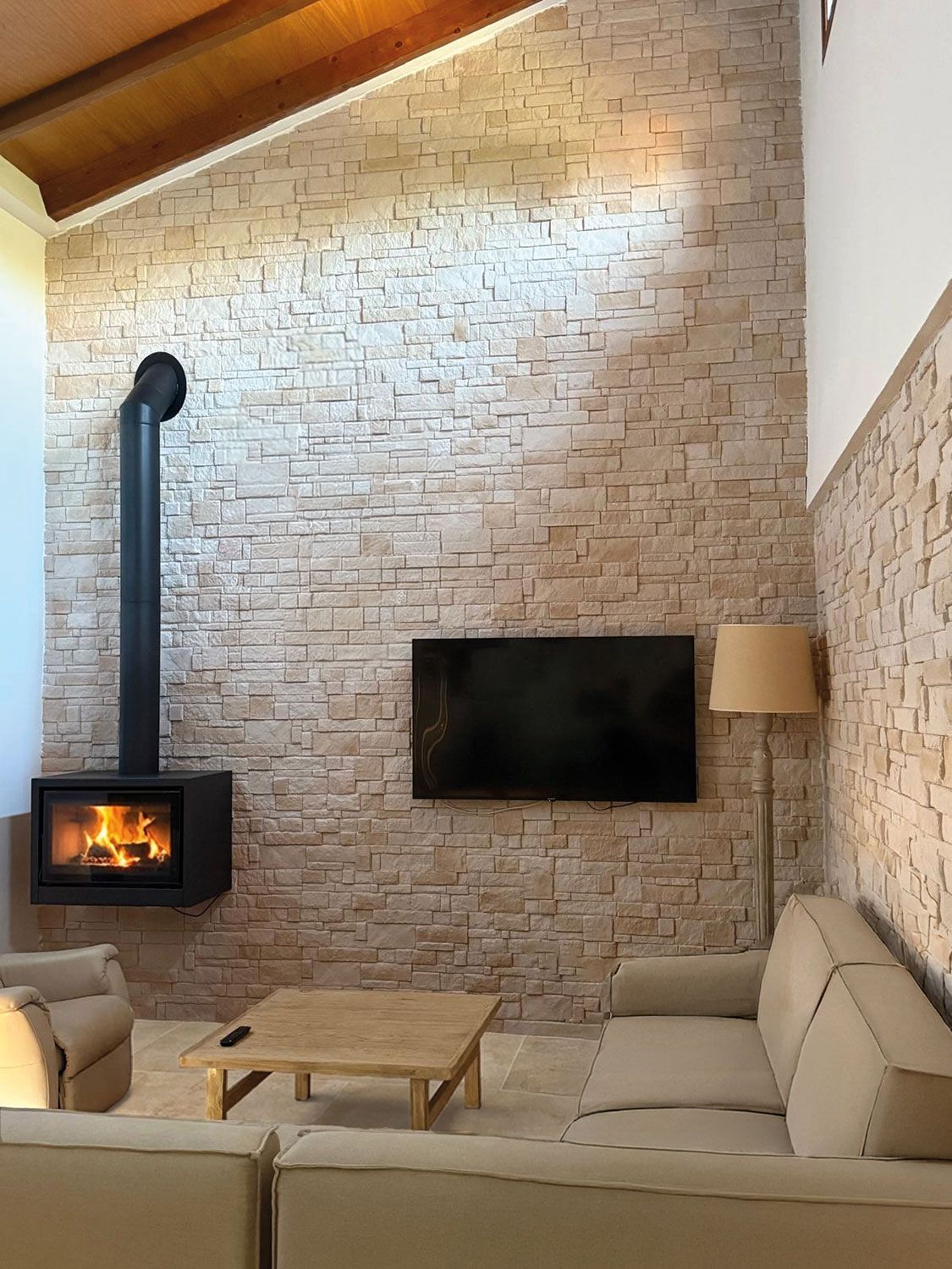 Salón con Revestimiento Caparroso