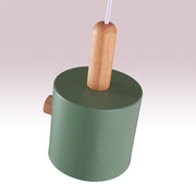 Lámpara colgante Scarlet Vetonek verde oliva — detalle de la campana metálica con remate de madera