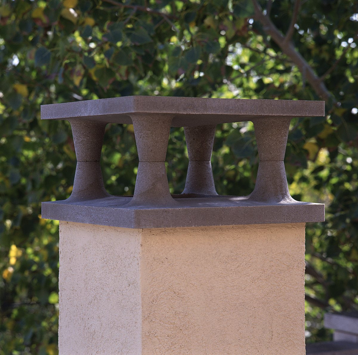 Sombrero de chimenea de hormigón colocado sobre la coronación de la chimenea - Vetonek