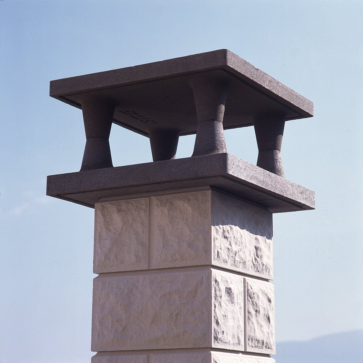 Sombrero de chimenea de hormigón en gris natural, protección de la boca del conducto de humos - Vetonek
