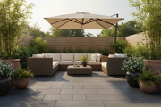 Patio trasero con muebles de exterior sobre Pavimento Albarracín Bicolor de hormigón en antracita - Vetonek
