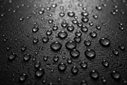 Tratamiento hidrófugo de color Poniente en negro antracita, gotas de agua repelidas sobre la superficie tratada - Vetonek