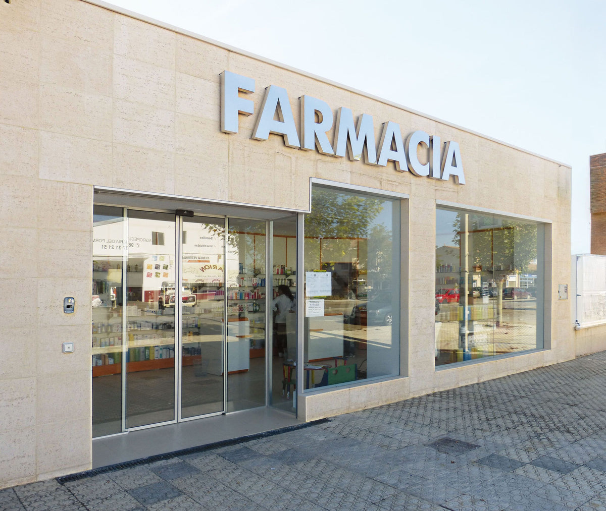Fachada comercial con Revestimiento Monteagudo Crudo